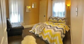 A bedroom with a bed, a chair, and a lamp. - UK/Rupp/Downtown-3 Bedroom-3 Bath!! (Lexington)