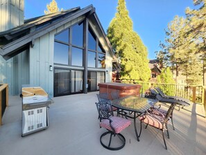 Outdoor dining - Romantic Sunset Lakefront View, Minutes to the Slopes and Village! (Big Bear Lake)