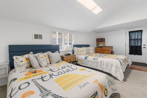 5 bedrooms, iron/ironing board, Internet, bed sheets