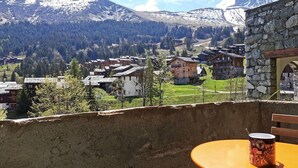 A mountain village with stone buildings and a view of snow-capped peaks. - La Clairière 1 - Nice divisible studio with a mountain view (LES AVANCHERS VALMOREL)