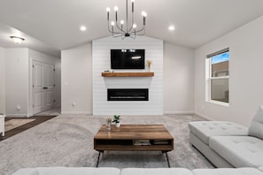 Smart TV, fireplace