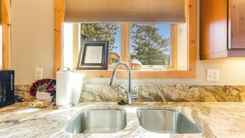 House, 3 Bedrooms | Private kitchen | Fridge, oven, stovetop, coffee/tea maker