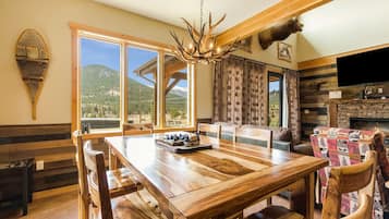 House, 3 Bedrooms | Private kitchen | Fridge, oven, stovetop, coffee/tea maker