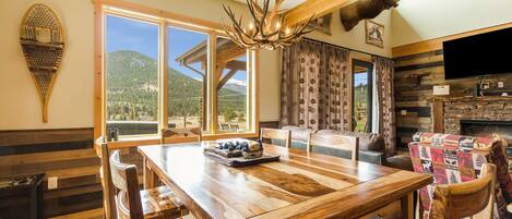 House, 3 Bedrooms | Private kitchen | Fridge, oven, stovetop, coffee/tea maker