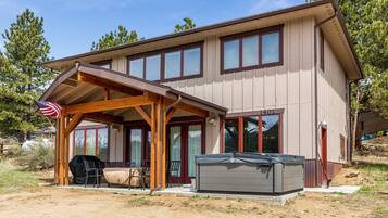 House, 3 Bedrooms | Outdoor spa tub