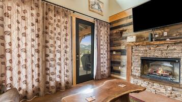 House, 3 Bedrooms | Living room | Smart TV