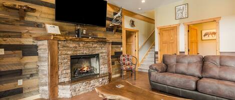 House, 3 Bedrooms | Living room | Smart TV