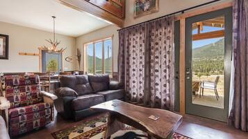 Rumah, 3 kamar tidur | Ruang keluarga | Smart TV