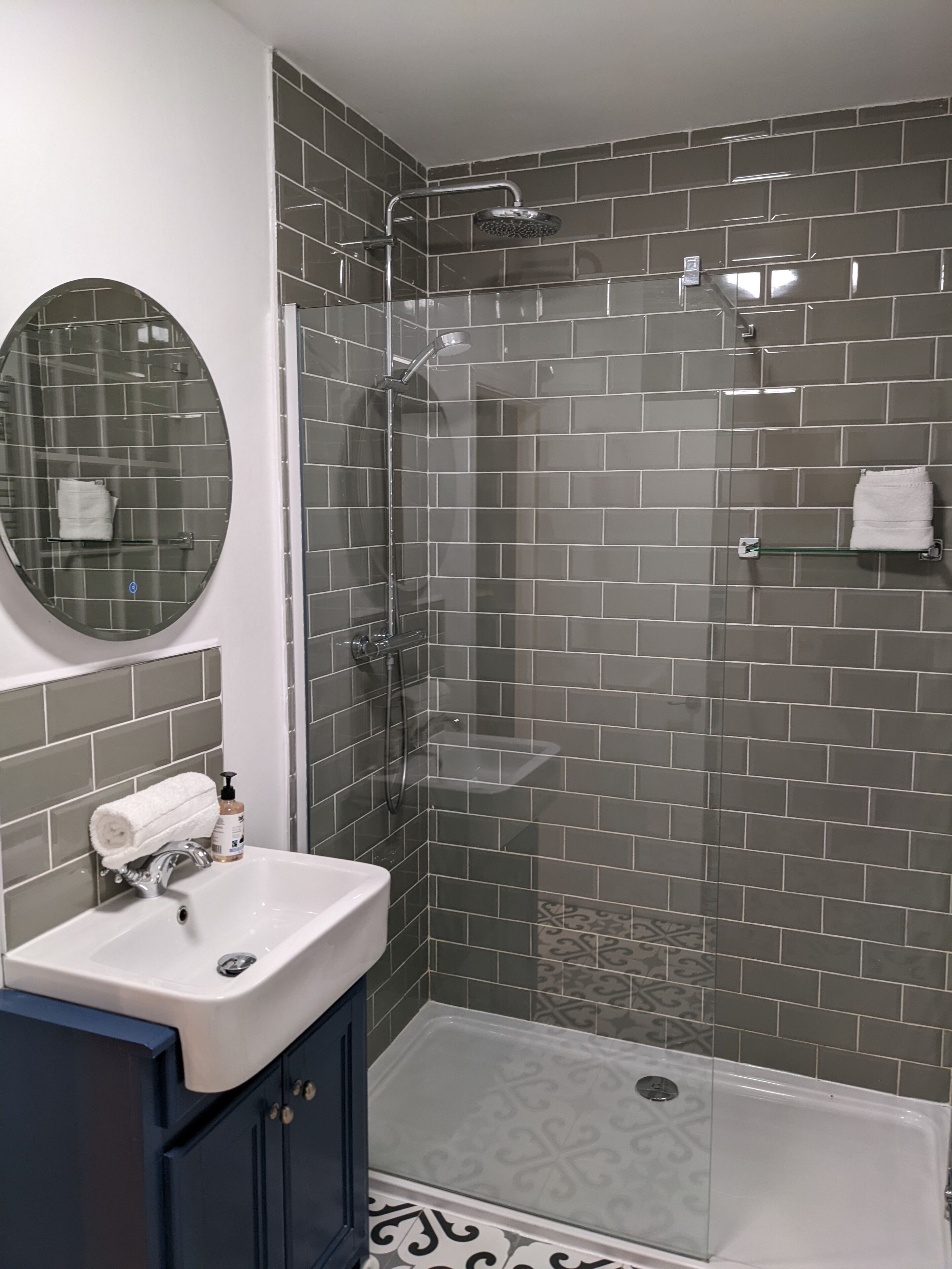 Dusche, Handtücher, Seife, Toilettenpapier