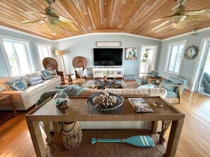 Smart TV, chimenea, libros y estéreo 