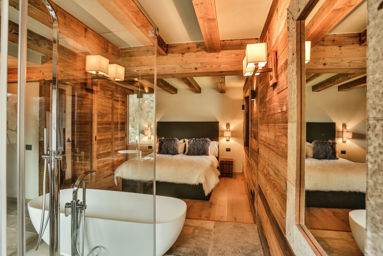 8 bedrooms, iron/ironing board, WiFi, bed sheets