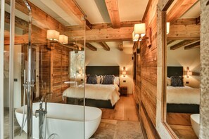 8 bedrooms, iron/ironing board, WiFi, bed sheets