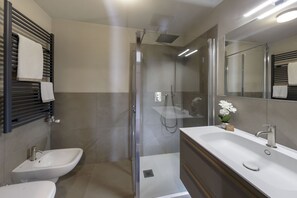 Shower, hair dryer, bidet, towels - Bellevue Apartment In front of  Matterhorn directly on the Cretaz skirun n. 3 (Breuil-Cervinia)