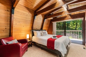 3 slaapkamers, een bureau, een strijkplank/strijkijzer, reisbedje