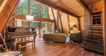 Fairview Cabin: 3bed/3.5ba Chalet in Wine Country!