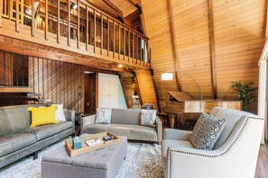 TV, fireplace, ping pong, books - Fairview Cabin: 3bed/3.5ba Chalet in Wine Country! (Dundee)