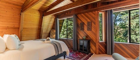 3 dormitorios, escritorio, tabla de planchar con plancha y cuna de viaje