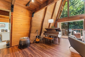 Interior - Fairview Cabin: 3bed/3.5ba Chalet in Wine Country! (Dundee)