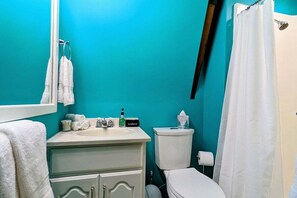 Suihkun ja ammeen yhdistelmä, hiustenkuivaaja, pyyhkeet