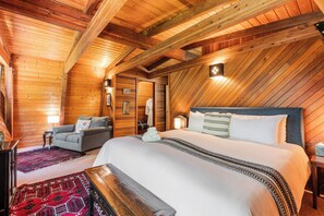 3 habitaciones, escritorio y tabla de planchar con plancha
