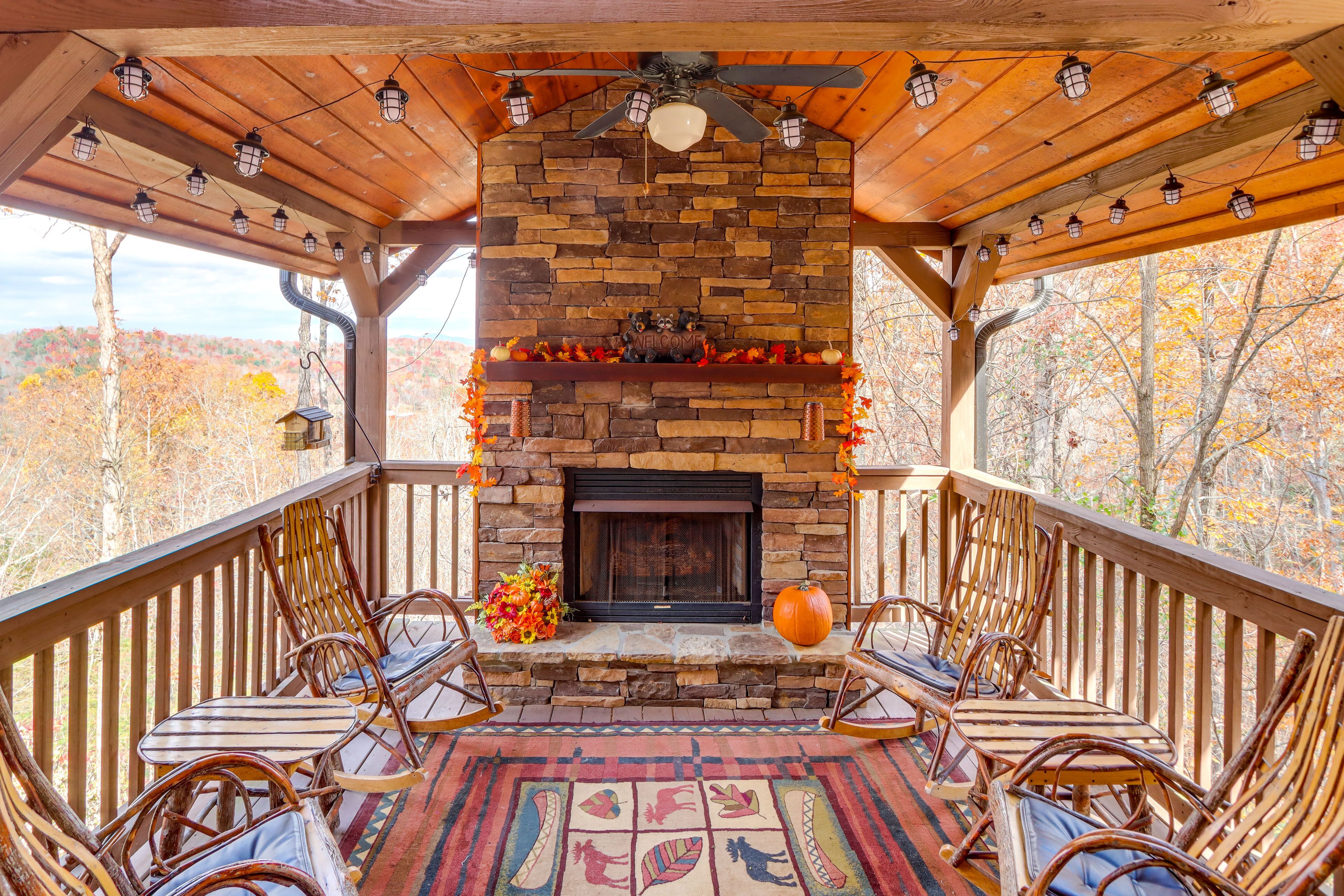 Blue Ridge Hideaway w/ Hot Tub: 5 Mi to Downtown!