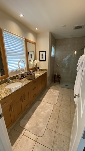 Bathtub, jetted bath - Spacious Tropical Oasis (Princeville)