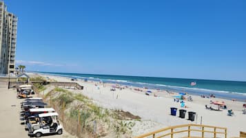 Beach nearby, sun loungers, beach towels