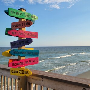 Playa en los alrededores, camastros y toallas de playa 