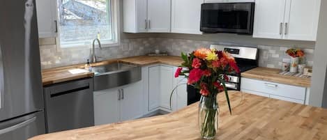 Frigorífico, microondas, horno y placa de cocina