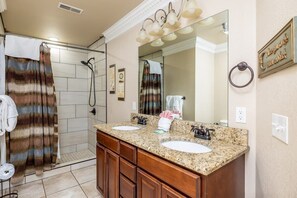 A bathroom with a shower, two sinks, a vanity, a large mirror, and a towel rack. - Spacious Cabin, Sleeps 6・Pool Table・Hot tub (Pigeon Forge)