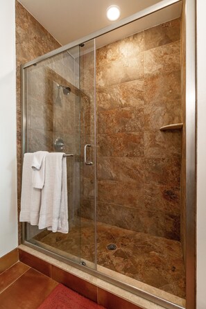 Dusche, Haartrockner, Handtücher, Toilettenpapier
