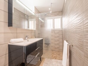 Badewanne, Haartrockner, Handtücher