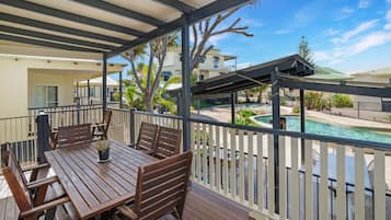 Villa, Poolside | Teres/patio