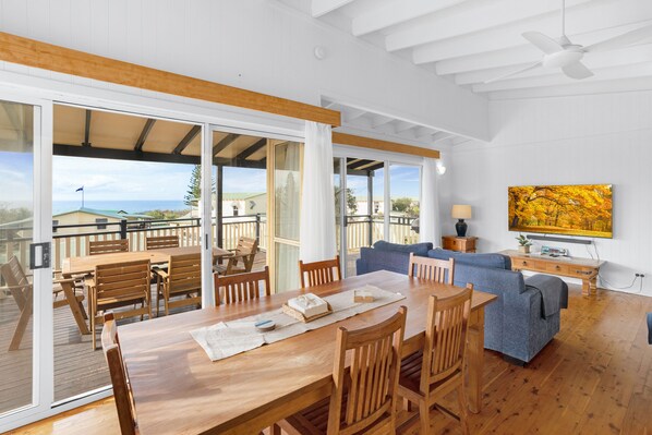 Familienvilla, 3 Schlafzimmer, eingeschränkter Meerblick | Wohnbereich