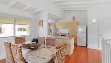 Villa, havutsikt | Spiseområde på rommet