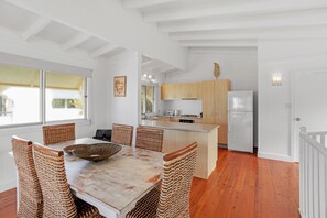 Villa, Meerblick | Essbereich im Zimmer