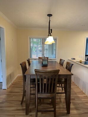 Dining - β³οΈ Golf & π¨βπ©βπ§βπ¦ Family Bungalow - Convenient to Village, Golf, and Shopping (Pinehurst)