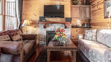 Tv, eldstad och kontor