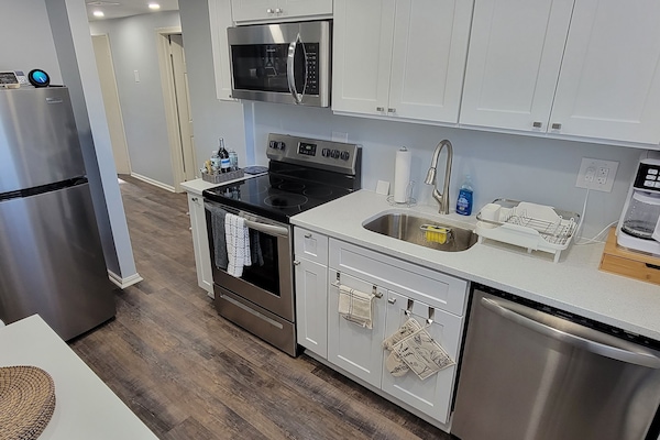 Réfrigérateur, micro-ondes, plaque de cuisson, lave-vaisselle