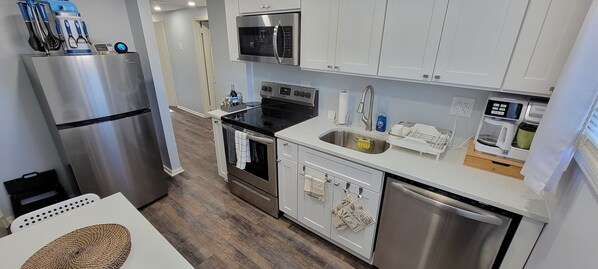 Fridge, microwave, stovetop, dishwasher - Cheerful 2-Bedroom Apartment with Smart Home Tech. (Uniondale)