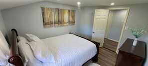 2 bedrooms, iron/ironing board, free WiFi, bed sheets - Cheerful 2-Bedroom Apartment with Smart Home Tech. (Uniondale)