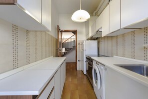 Fridge, oven, dishwasher, coffee/tea maker