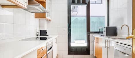 Réfrigérateur, four à micro-ondes, un four, surface de cuisson