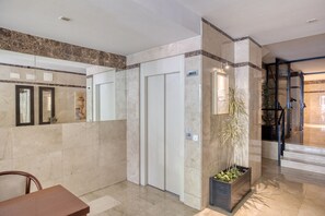 Interior - Amazing Almagro 2BR+terrace, in the heart of Madrid, by Blueground (Madrid)