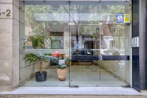 Exterior detail - Amazing Almagro 2BR+terrace, in the heart of Madrid, by Blueground (Madrid)