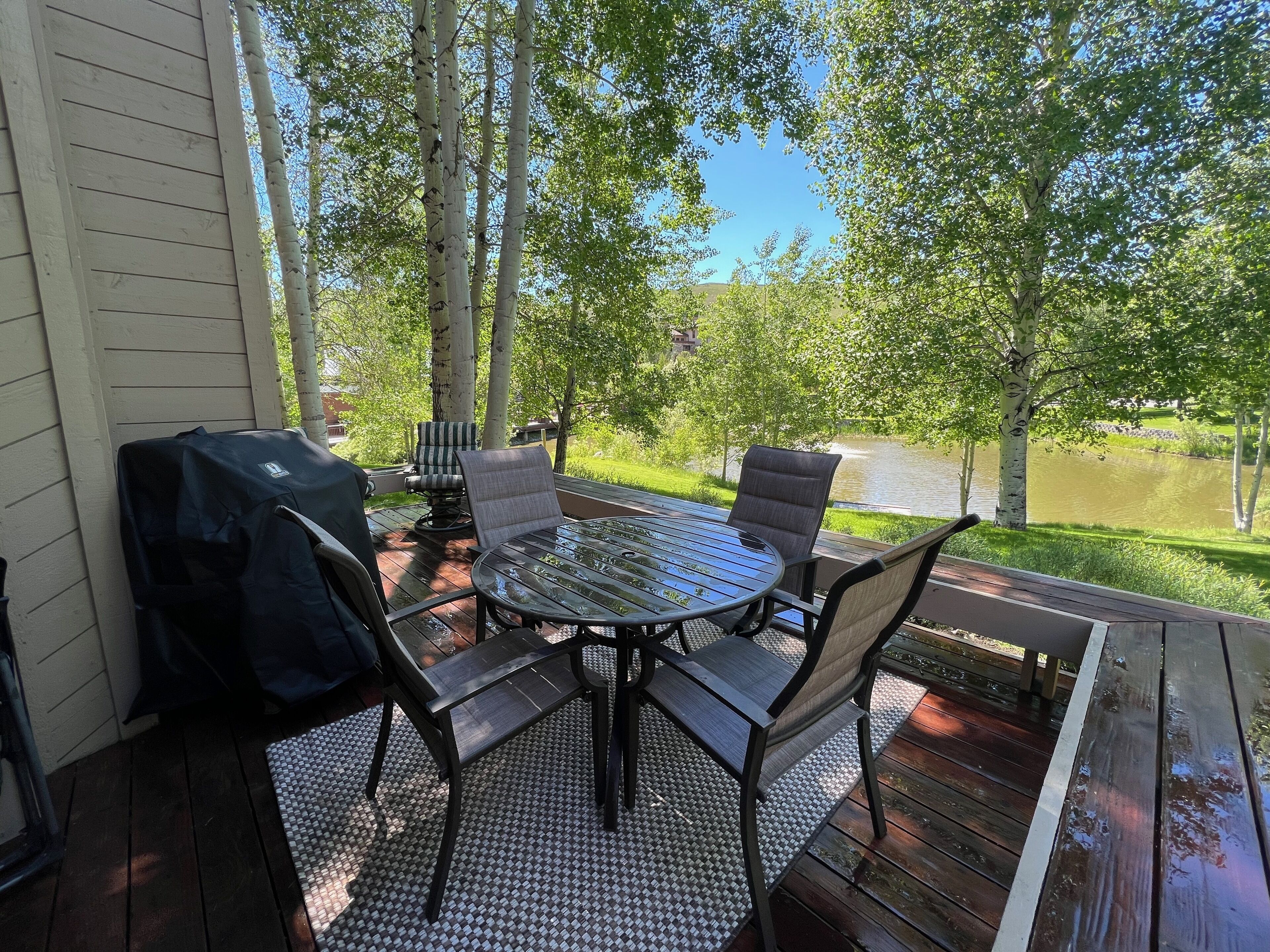 Bonne Vie 2247 Sunny & Spacious 4 Bedroom Condo in the Heart of Elkhorn Village