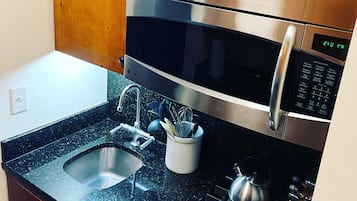 Coffee/tea maker, fridge, microwave, stovetop