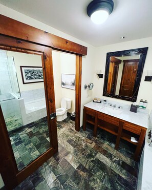 Tina, secadora de cabello, toallas, jabón