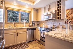 Kylskåp, mikrovågsugn, ugn och spishäll