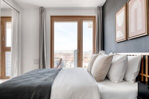 1 dormitorio, tabla de planchar con plancha, wifi y ropa de cama